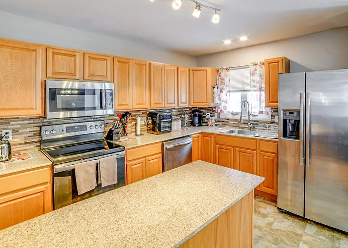 4 Mi To Dtwn: Pet-Friendly Home In Utica