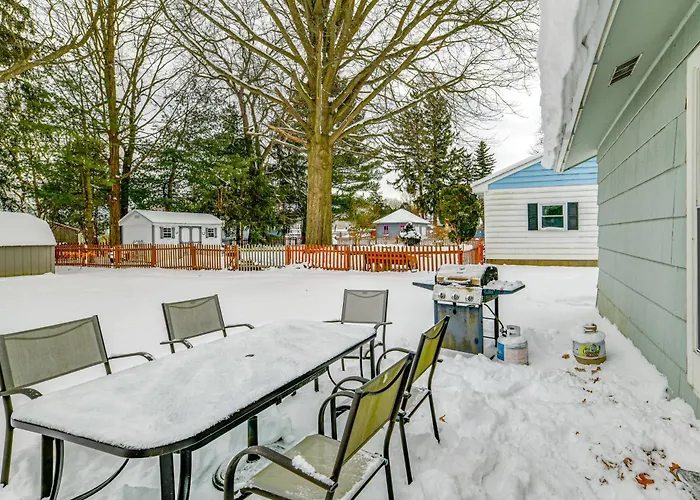 4 Mi To Dtwn: Pet-Friendly Home In Utica